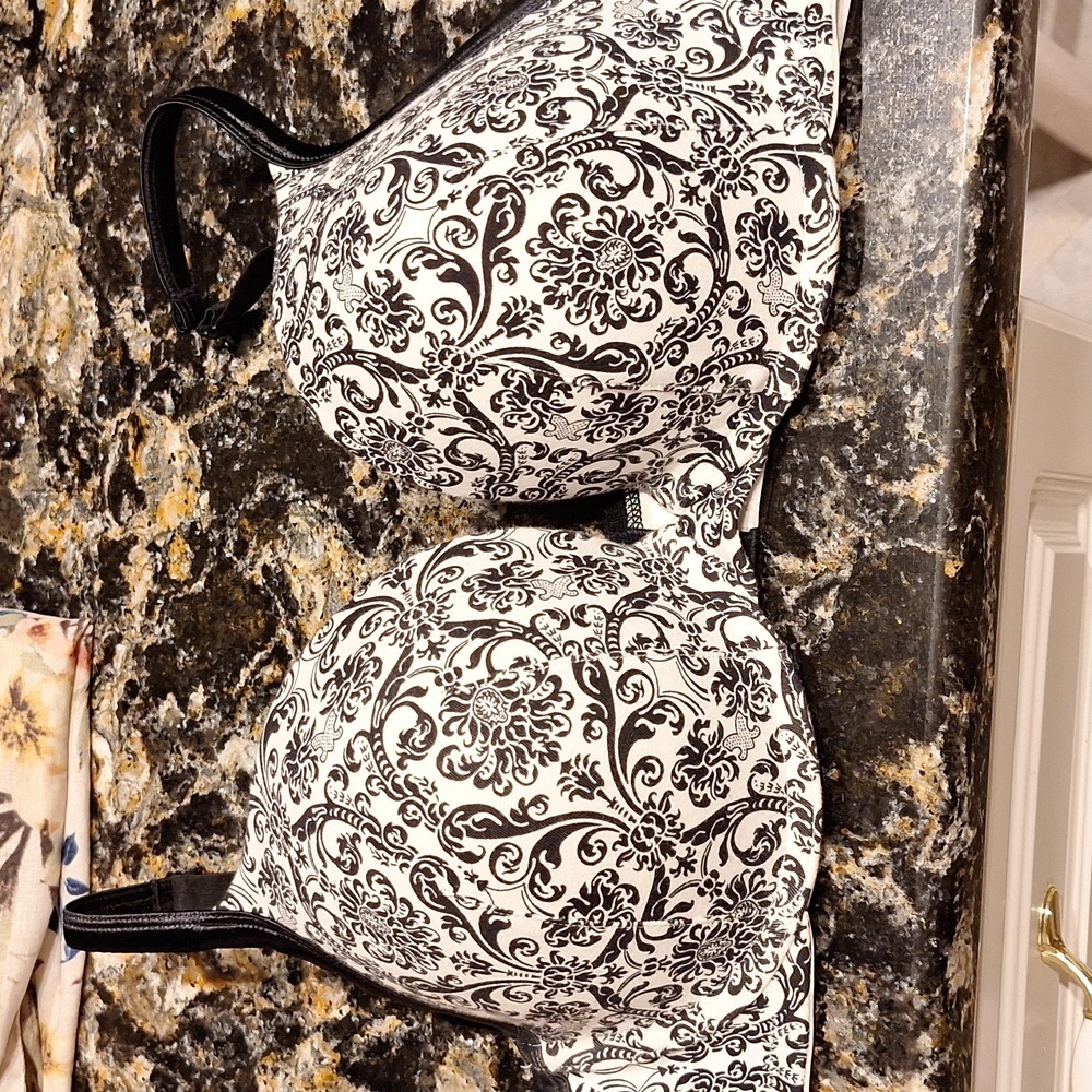 Q women's Cacique bra size 44B.